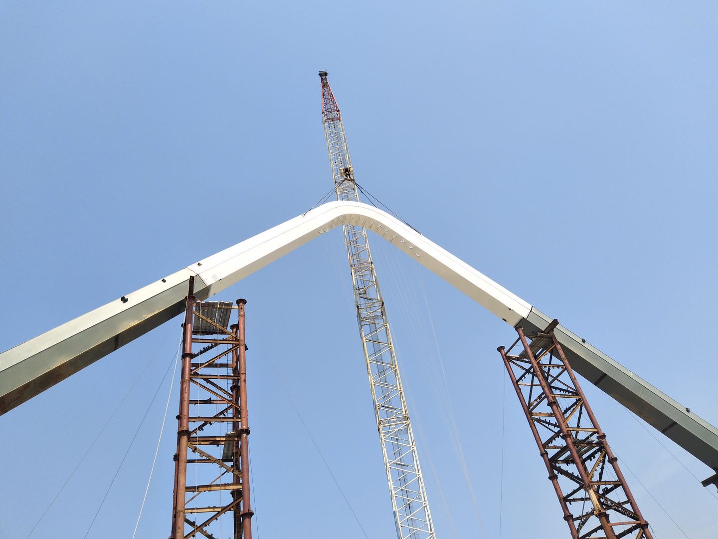 紫荊路跨龍王港河橋順利完成主拱合龍！